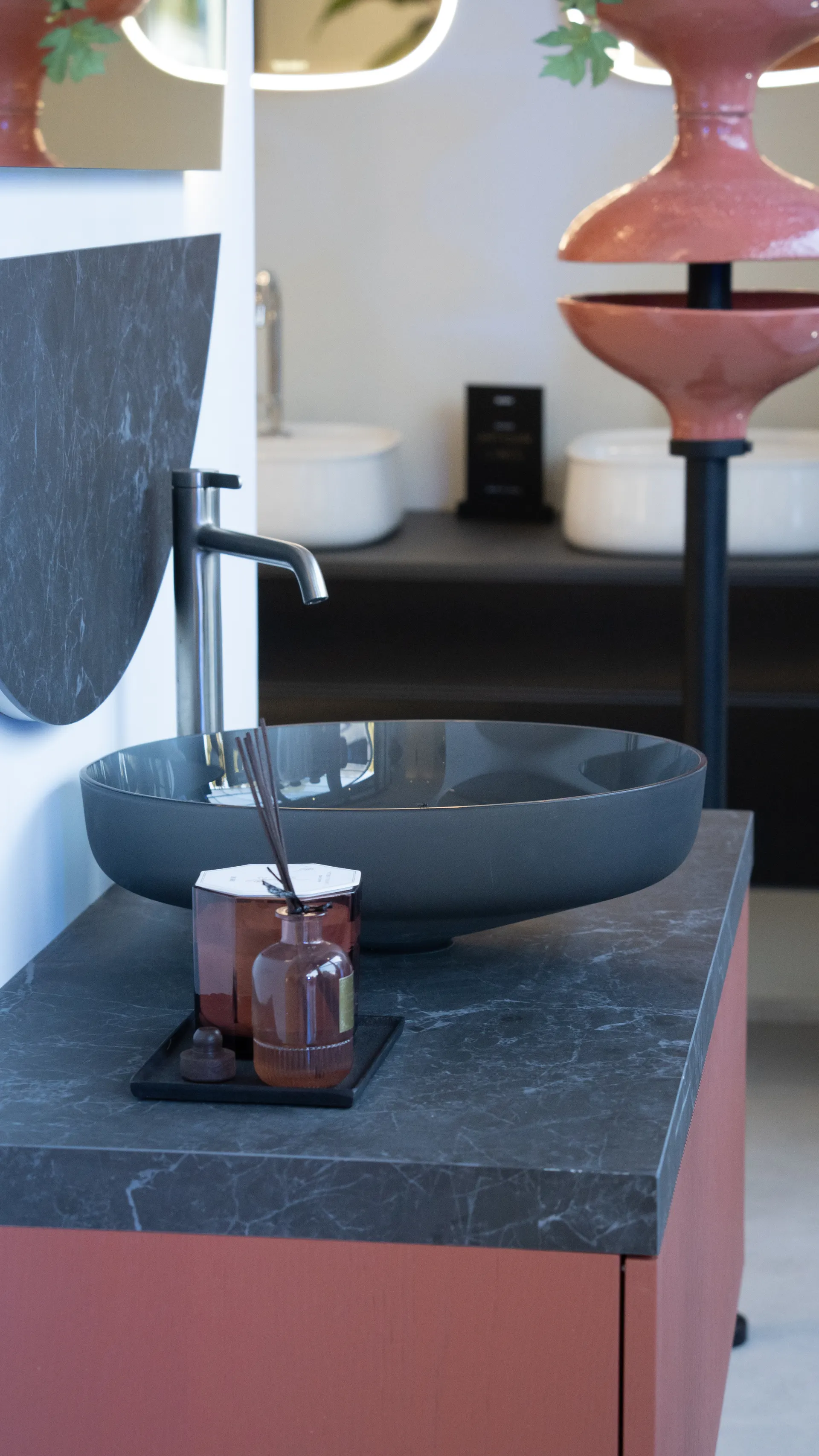 Détail de robinetterie et de vasque dans le showroom Atmosfair