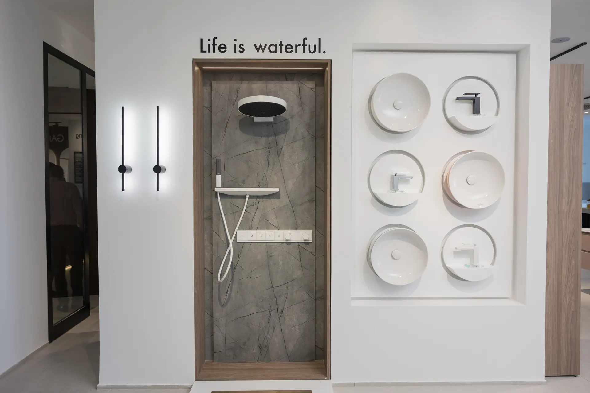 Douches et robinetterie aux lignes essentielles dans le showroom Atmosfair